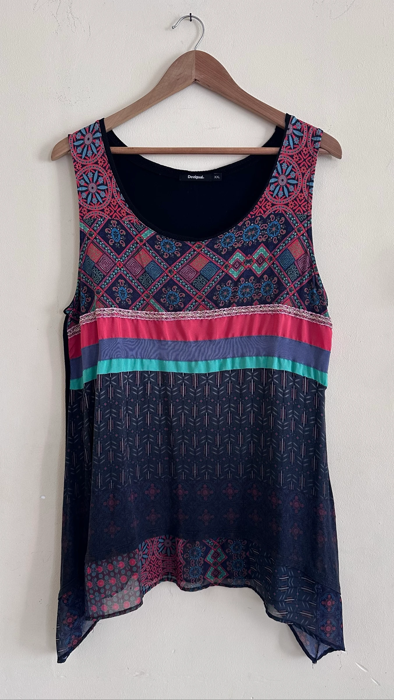 T-Shirt Asymétrique Desigual XXL – Motifs Multicolores & Inscriptions (Très Bon État)